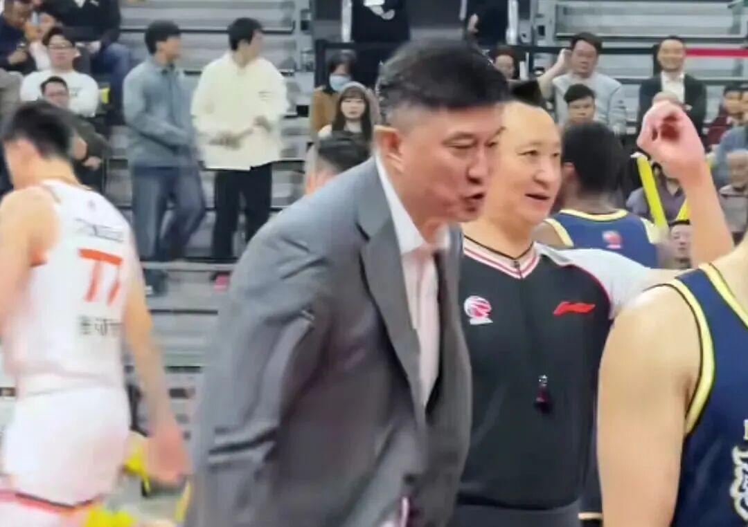 星空体育平台-CBA动态更新,带来广东男篮杜锋、杨鸣指导以及北控男篮张庆鹏指导最新消息